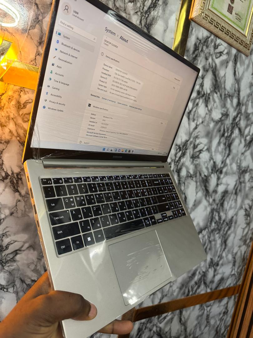 Jerrygold02's tweet photo. Samsung sleek 15inch 
Core i5 12th generation 
16gb ram memory 
256gb ssd storage 
Keyboard light 
It has day and night

#computer #GrandeFratello #SB19 https://t.co/K01NFY0Gpz