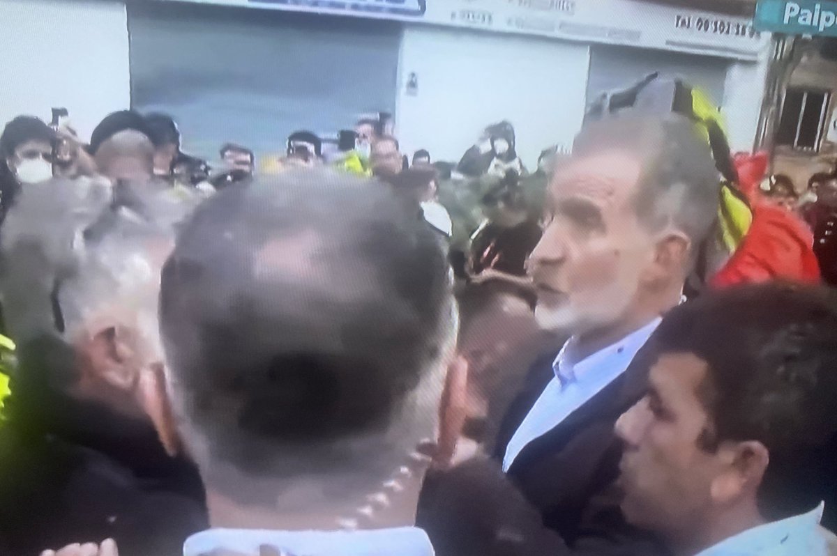 PoliticayModa's tweet photo. El rey insiste en no irse. Y eso que ha caído una piedra sobre el capó de su coche. Es que como se vaya de Valencia así, hoy pierde la Corona (y lo sabe). 

Casa Real es una imprudente. O los reyes tenían que haber estado ahí desde el primer día en el fango o quedarse en palacio #protocolo #escenografia #protocolo