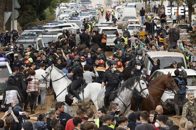 EFEnoticias's tweet photo. #EFEfotos | Insultos y lanzamiento de barro a la comitiva de los reyes al llegar al centro de Paiporta. https://t.co/GKQPhdihwF