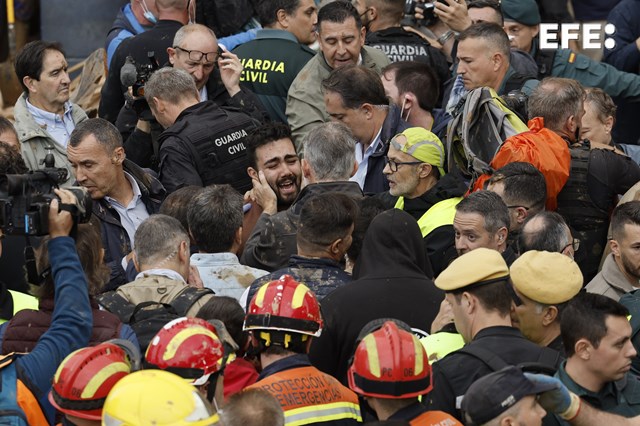 EFEnoticias's tweet photo. #EFEfotos | Insultos y lanzamiento de barro a la comitiva de los reyes al llegar al centro de Paiporta. https://t.co/GKQPhdihwF
