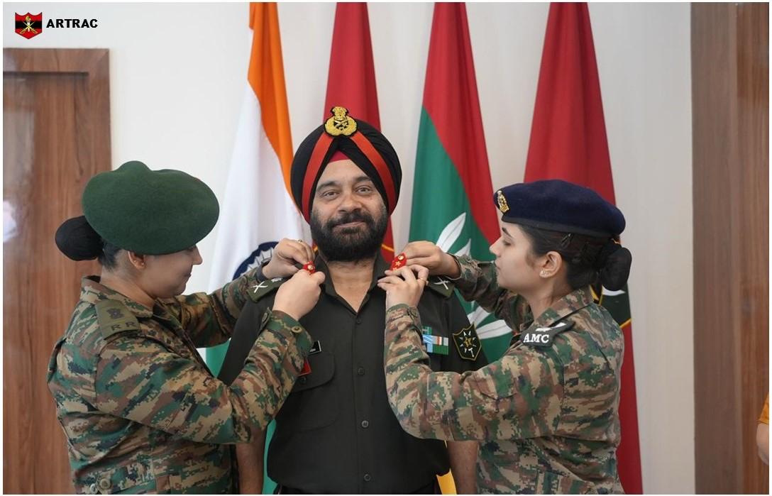 ANI's tweet photo. Lt Gen DP Singh was pipped by his two daughters, both serving officers in the Indian Army on his recent promotion and appointment as Commandant of Military Intelligence Training School &amp; Depot, Pune: Indian Army’s Training Command https://t.co/OY22c8Ersr