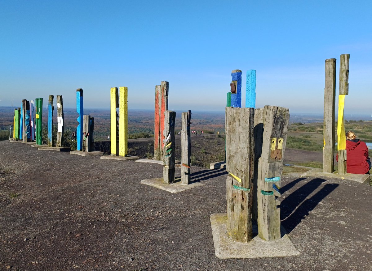 Herbst-Sonntag jetzt gerade auf der Halde Haniel in Bottrop und Oberhausen. Die Totems sind noch eingezäunt, aber die Farbe zusammen mit dem bunten Wald kommt heute gut rüber. Der teilweise am Boden liegende Zaun wird überwiegend ignoriert.
Mehr zur Halde: ruhrgebiet-industriekultur.de/halde-haniel/