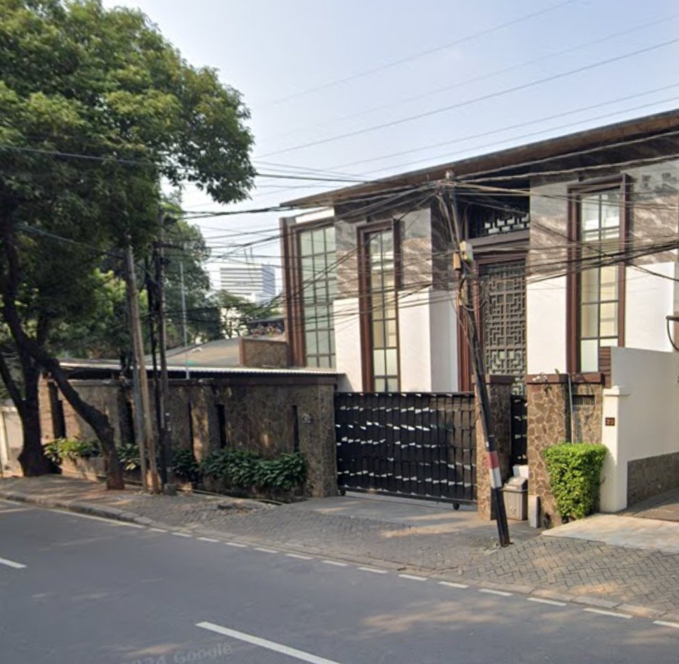 BosPurwa's tweet photo. Boleh tanya @KejaksaanRI, klo rumah keren di Hang Tuah Raya ini milik siapa? Cc @KPK_RI https://t.co/SxwV7KRHfW