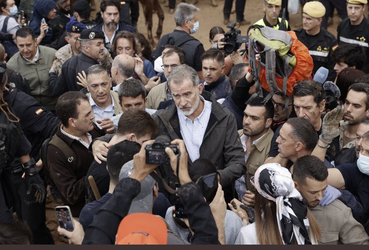 JhonSnowDae's tweet photo. Pedro Sánchez RATA 🐀 
“Si necesitas AYUDA,
nos la pides” 

El COBARDE de Pedro Sánchez 
sale corriendo y escapa.
El Rey se mantiene y habla con la gente https://t.co/lKr9LIREjs