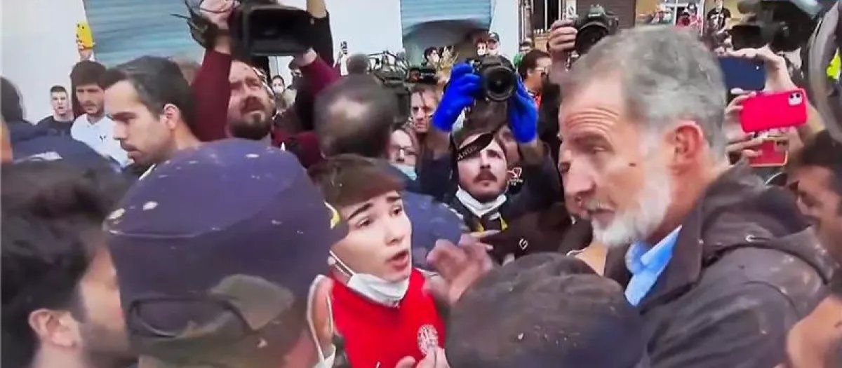 Lentejitas's tweet photo. Su Majestad se ha quedado soportando con entereza la desesperación e indignación de la gente en Valencia, entre pedradas, barros e insultos. Ha sido muy triste y violento, pero es el Rey de todos y lo ha demostrado. La rabia, mayormente, no iba dirigida a él, pero ahí estuvo. https://t.co/MMPkyjDXoF