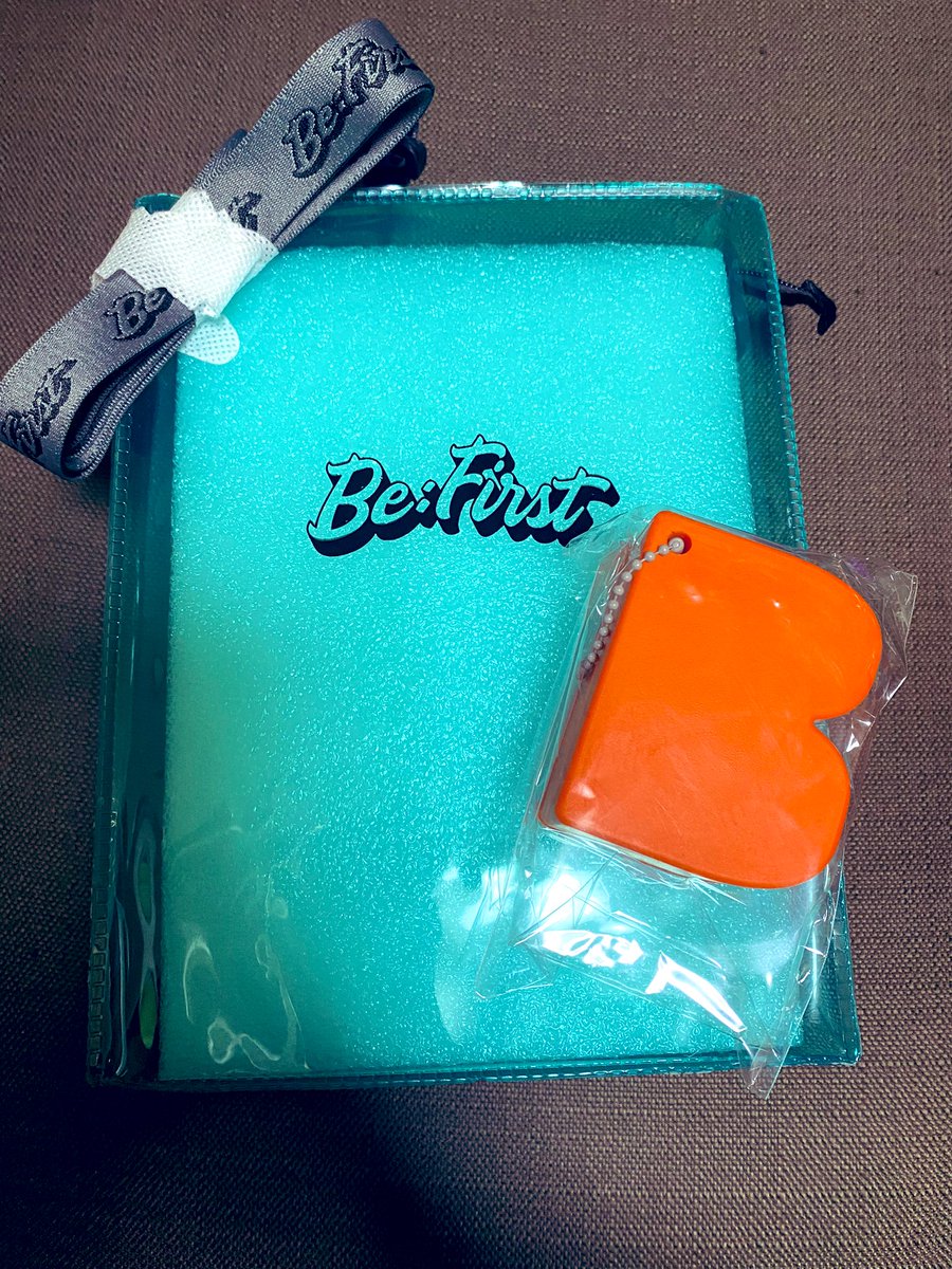 srn__besty's tweet photo. え、え、え、お土産って言われてサプライズで貰った😭🙏🏻
沖縄旅行でモンパチフェス行って前から3列目でBE:FIRST見たよーって羨ましすぎるー🥺🥺タオルは売り切れてたみたい。使うの楽しみすぎるー🌈🌈 https://t.co/lprFIZD1ed