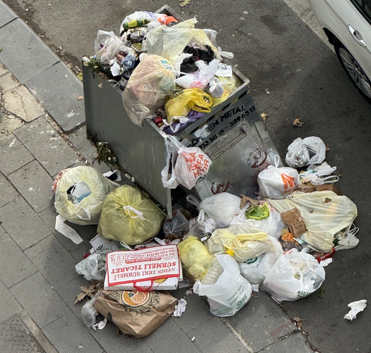 melikeozcnn's tweet photo. bizim kapının önünü de 5 gün önce milyon ödediğiniz bengü mü temizlesin yoksa grevde olan işçilerinizin gönlünü mü alacaksınız?b.sehirde chpye vermedim ama keske ilçe için de vermeseydim.görevin ilk başlarında göz boyadıktan sonra müthis manzaralar👍

@kartalbld @gokhanyukselist https://t.co/6N7DzIIeQ6