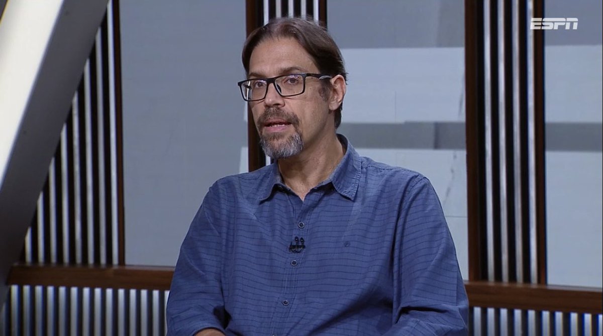 futebol_info's tweet photo. ⚠️ "Conversei com pessoas próximas do dia a dia do Fluminense, e os relatos sobre o comportamento do Marcelo são assombrosos. Maus-tratos com funcionários, problemas de relacionamento com atletas… Ele teve problema com basicamente todo mundo. Eu soube também que ele chegou a dizer para os jogadores mais jovens que eles não deveriam se preocupar tanto com treinos físicos, porque se eles fossem talentosos já era o suficiente."

"Mas o principal problema do Marcelo foi o seu comportamento inadequado com o comando do clube, ele sempre media forças de forma velada. Primeiro com Diniz, depois com Marcão, depois com Mano. As ações do Marcelo quase sempre foram nos bastidores, nunca foram às claras, então ele era um foco difícil."

🎙️ Rafael Marques, na ESPN.
📸 Lucas Merçon/FFC | Reprodução/ESPN