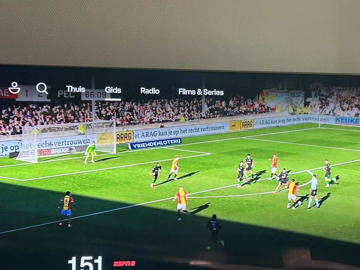 LodewijkDanser's tweet image. Als je het ene doelpunt afkeurt, moet je deze ook afkeuren…hinderlijk buitenspel. Zucht van de keeper wordt belemmerd door speler in de baan van het schot. Willekeur.  @ESPNnl #gaepec