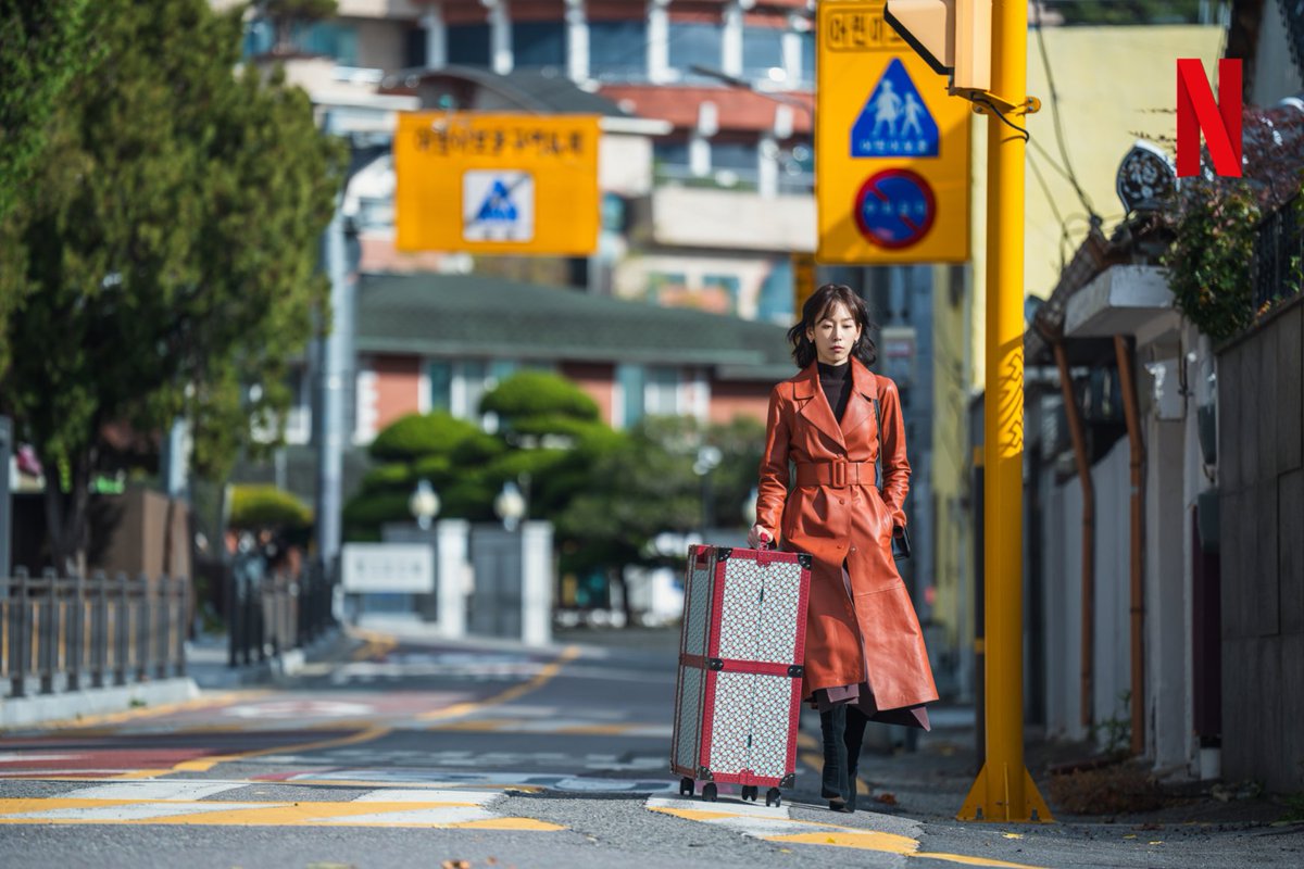 NetflixKR's tweet photo. 진짜와 가짜, 모든 것이 뒤얽힌 비밀스러운 결혼

서현진, 공유의 눈빛으로 완성되는 서사, 미스터리 멜로 <트렁크> 11월 29일 오직 넷플릭스에서.

👉https://t.co/L6w297ExI0 https://t.co/jltsGd09F7
