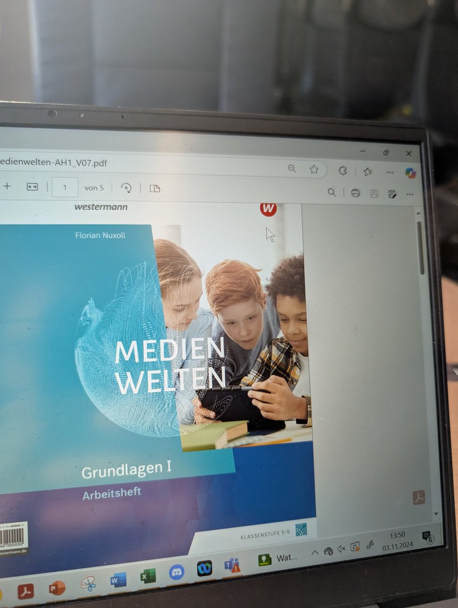 Seit 2016 gibt es unsere Reihe Medienwelten rund um das Thema Medienbildung. Angefangen haben wir mit Klasse 5. Inzwischen gibt es Hefte von Klasse 3 bis 9/10. Jetzt überarbeiten wir die Hefte grundlegend. Die neuen Hefte für Klasse 5 und 6 kommen im ersten Halbjahr  2025.