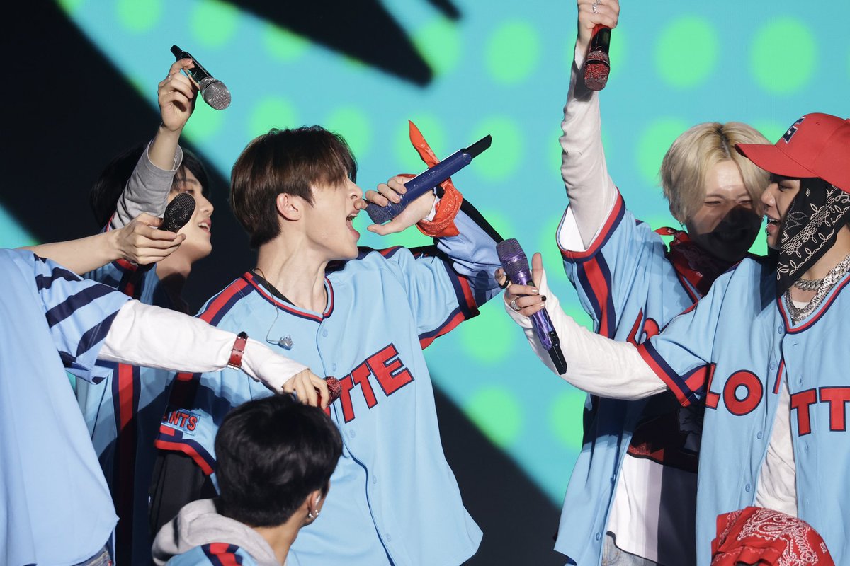 IMreginaChae's tweet photo. “it’s just a photo why are you crying?”

the photo : 

#treasure #2024MAMAVote https://t.co/4atNorJymH