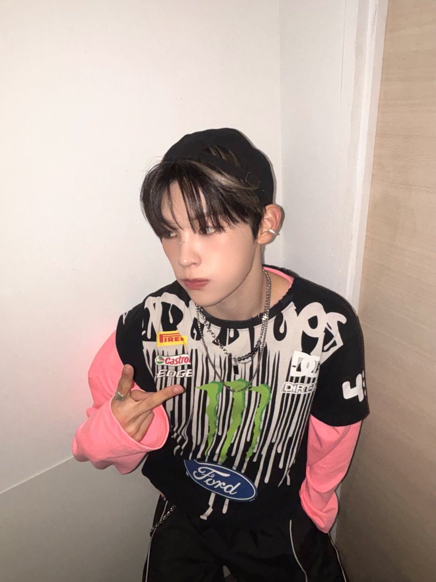 [#규민🐶] 

마지막 공연 끝!!✌🏻
고민의 결과📸

#XODIAC #소디엑 #GYUMIN #규민 
#똑똑똑_귬이등장