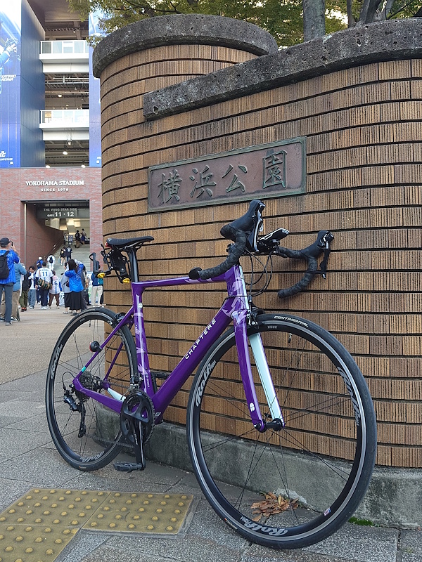 mmkec_'s tweet photo. やはりベイスターズが
日本一を決める日に横浜スタジアムに
行っておく必要はあるなと思い、
横浜スタジアム周辺を走ってきました。
ベイスターズのユニフォームを着た人たちが
いっぱい居ました。今日決めよう!
・・・
ってことで
\横浜優勝/
#chapter2bikes
#chapter2tere https://t.co/50eaEH5c4y