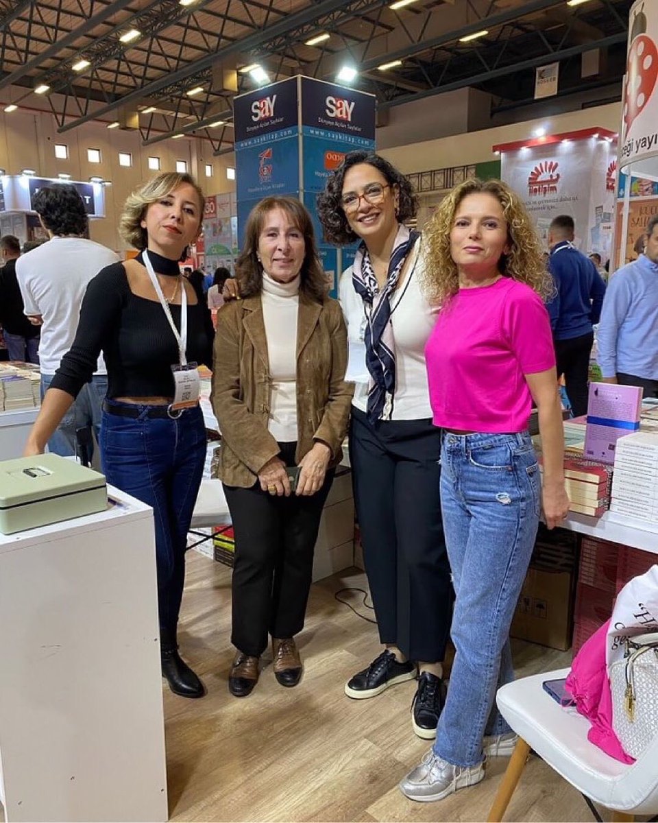 Değerli yazarlarımız Nazlı Ayça Özkarahan ve İlay Bilgili’nin İstanbul Kitap Fuarı’nda gerçekleşen imza etkinliğinden kareler. Katılım sağlayan herkese teşekkür ederiz.🫶🏻

🖋️ <a href="/nazliaycao/">Nazlı Ayça Özkarahan</a> <a href="/ilaybilgili/">ilaybilgili</a>