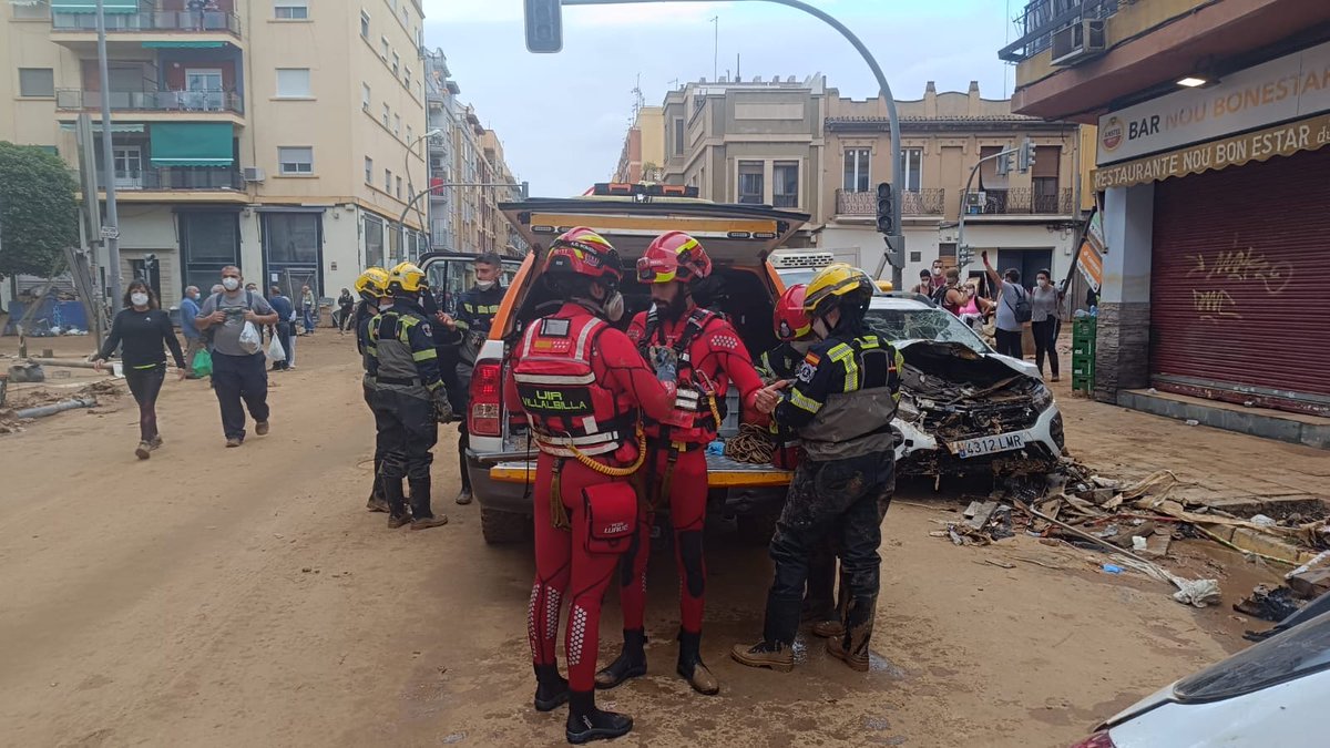 aytovillalbilla's tweet photo. Los efectivos de Protección Civil que se han trasladado desde Villalbilla ya están en el terreno. 

Se encuentran en Benetúser en apoyo a búsqueda de personas y achique de agua de garajes en colaboración con los servicios de emergencias. https://t.co/rTFhPQxylR