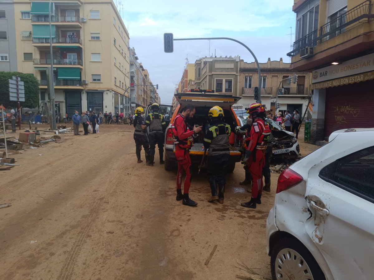aytovillalbilla's tweet photo. Los efectivos de Protección Civil que se han trasladado desde Villalbilla ya están en el terreno. 

Se encuentran en Benetúser en apoyo a búsqueda de personas y achique de agua de garajes en colaboración con los servicios de emergencias. https://t.co/rTFhPQxylR