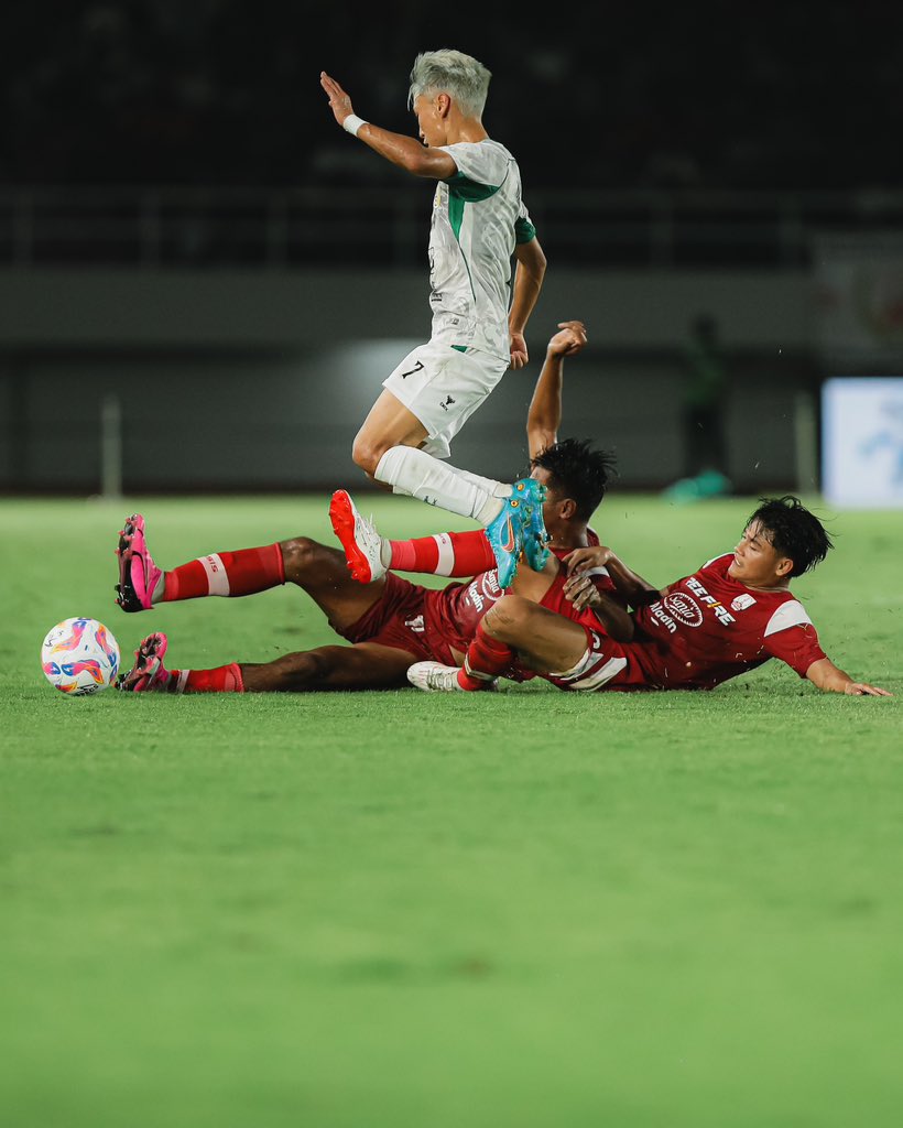 persisofficial's tweet image. Potret aksi Laskar Sambernyawa pada babak pertama. 📸🔴

#SaniaxPERSIS | #PERSISPSS