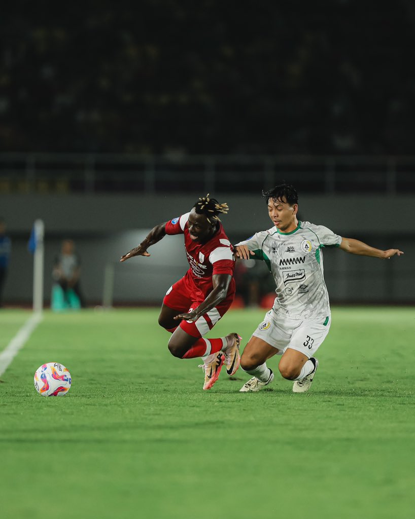 persisofficial's tweet image. Potret aksi Laskar Sambernyawa pada babak pertama. 📸🔴

#SaniaxPERSIS | #PERSISPSS