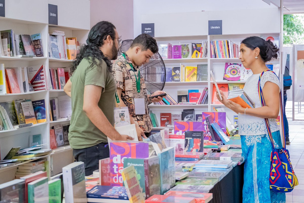 Unimagdalena's tweet photo. 📚🙌 Extranjeros y propios disfrutan nuestra #FilSMar2024, la fiesta literaria y cultural que se ha posicionado durante seis años como uno de los eventos literarios y culturales más importantes del país.

Así se vivió el penúltimo día de la @FeriaFiLSMar 👇 https://t.co/JjBiCC6Nd6