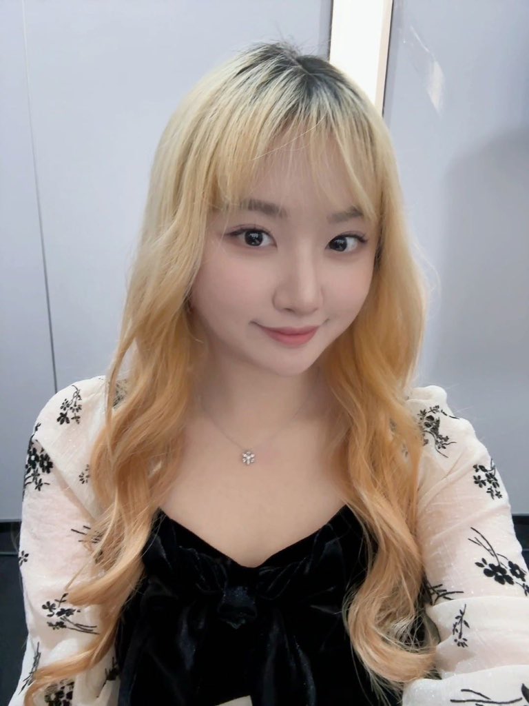 Peiqi_HS's tweet photo. The Hearthstone Gold Open Hangzhou has wrapped up, and the champion takes home an exclusive pure gold card back! I also returned to the casting desk after a long time away. #Hearthstone #GoldOpen #Esports https://t.co/nNZeOzOPsF
