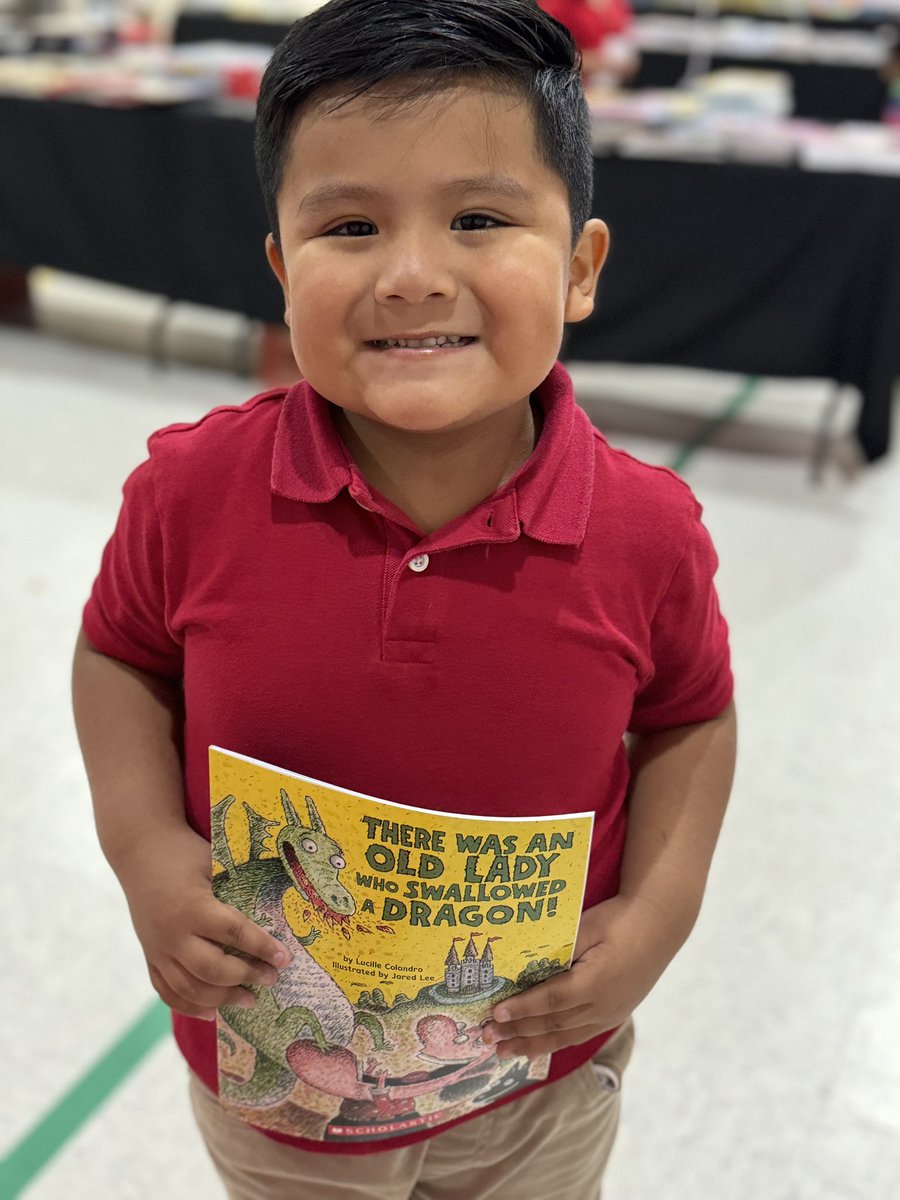Book Fair smiles are the BEST! 😁 <a href="/rbpsEAGLES/">Red Bank Primary</a> <a href="/MsMinaidis/">Arianna Minaidis</a> <a href="/MrsWaldropRBPS/">Miranda Waldrop</a> <a href="/misshalpinrbps/">Miss Halpin</a>