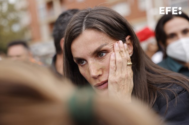 EFEnoticias's tweet photo. #EFEfotos | La reina Letizia, durante su visita a Paiporta este domingo. 

Gritos de 'fuera', así como lanzamiento de barro, están recibiendo a la comitiva de los reyes, el presidente del Gobierno y el president de la Generalitat a su llegada al centro de Paiporta. https://t.co/MAqVbDmyJo