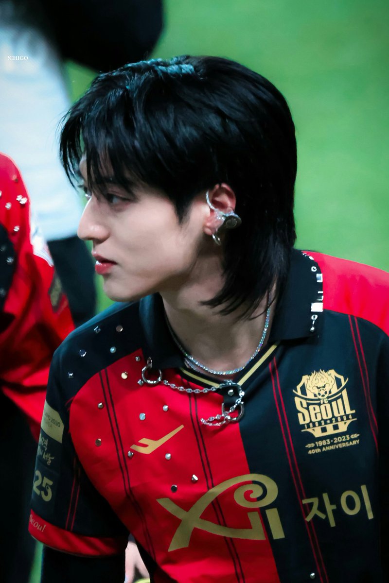 hd_haruto's tweet photo. that striking jawline in both sports outfit 😩 https://t.co/d3JQCMFW8O