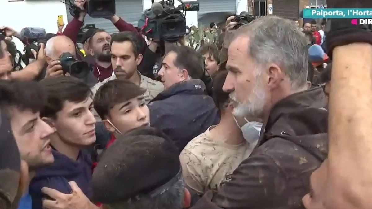 EL REY NO SE VA. Se mantiene en Paiporta escuchando y abrazando a las víctimas de la terrible DANA que ha desolado Valencia.
#ElReyNoSeVa #Paiporta #Dana #Felipe6Une