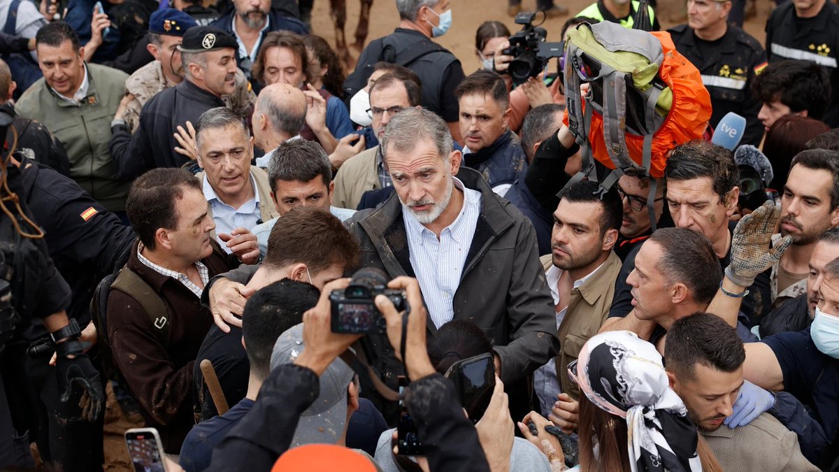 ConcordiaRealEs's tweet photo. EL REY NO SE VA. Se mantiene en Paiporta escuchando y abrazando a las víctimas de la terrible DANA que ha desolado Valencia.
#ElReyNoSeVa #Paiporta #Dana #Felipe6Une https://t.co/ofh9AScocC