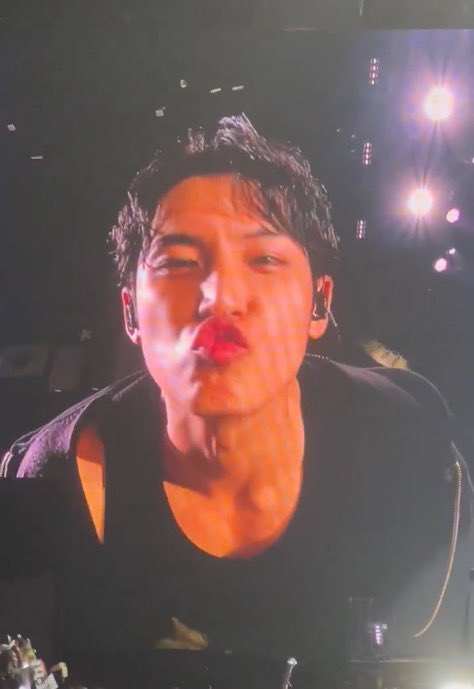 mkngyu's tweet photo. Kissy face kissy face sent to your phone, but I’m trynna kiss your lips for real https://t.co/DMBr9NNLJ9