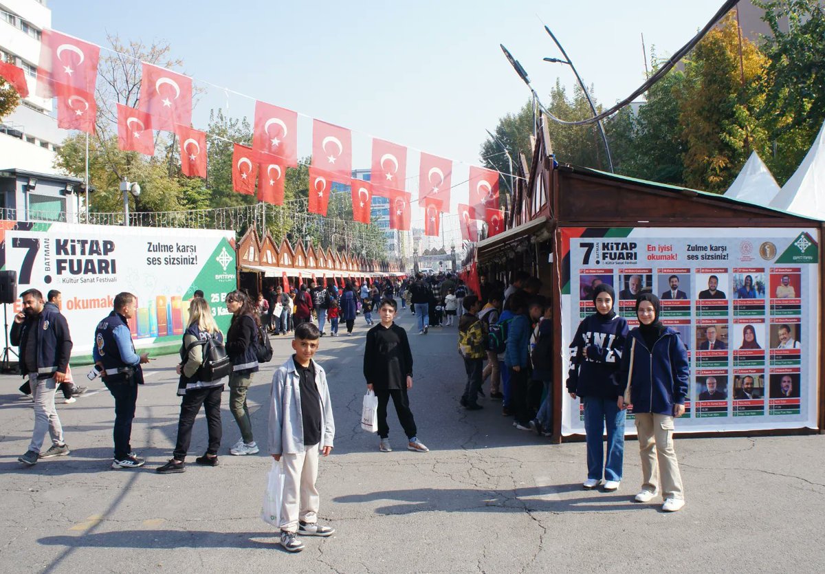 Batman 7. Kitap Fuarı ve Kültür Sanat Festivali’nde öğrencilerimizle öğretici bir gün geçirdik.

Fuarda, Prof. Dr. Nurullah GENÇ ve Prof. Dr. Kemal SAYAR’ın ilham verici söyleşileriyle çocuklarımızın kitap sevgisini ve kültürel birikimlerini zenginleştirdik. <a href="/bingolmem/">Bingöl MEM</a> <a href="/SolhanMEM/">Solhan İlçe Millî Eğitim Müdürlüğü</a>