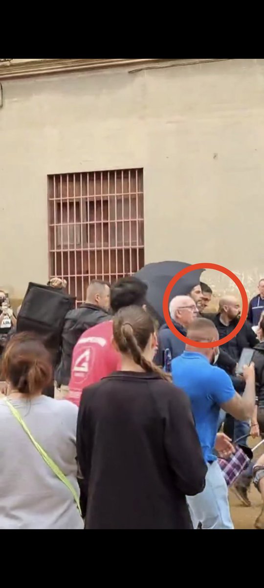 El cínico de <a href="/sanchezcastejon/">Pedro Sánchez</a> huye con UNA SONRISA en la cara! Mientras el Rey se ha quedado hablando y la Reina con la cara llena de barro quería continuar junto al Rey.
Es un cobarde! Es una rata! Es un miserable! #dana #PedroSánchez #elrey #paiporta #valencia #Espana