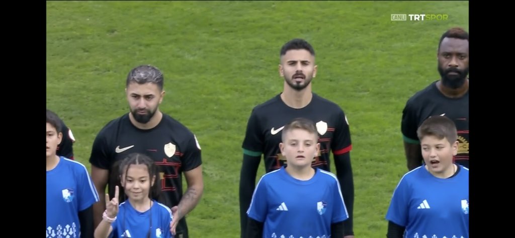 Erzurumspor Amedspor maçında istiklal marşını okumayan Çekdar Orhan’a küçük kızımız yaptığı hareketle cevabını vermiş.

Halk Tv / Kıyamet S-400
 #deprem
