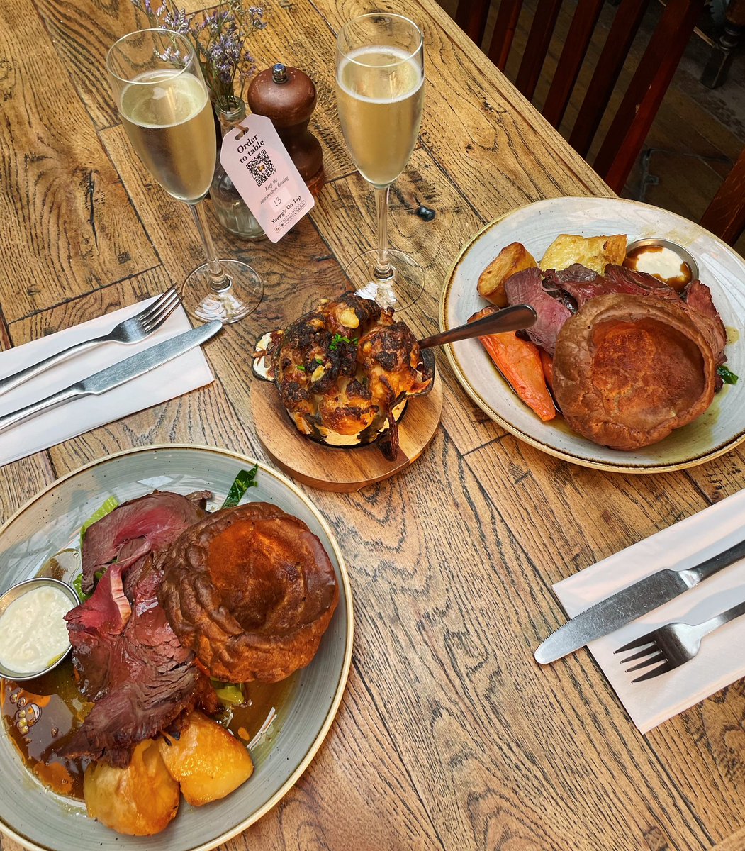 Sunday lunch done right at The Flask in Hampstead 😍 Cheers to that! 🍾🍻🥰

#pubsoflondon #sundaylunch #roastdinner #ratemyroast #youngspubs #hampsteadheath