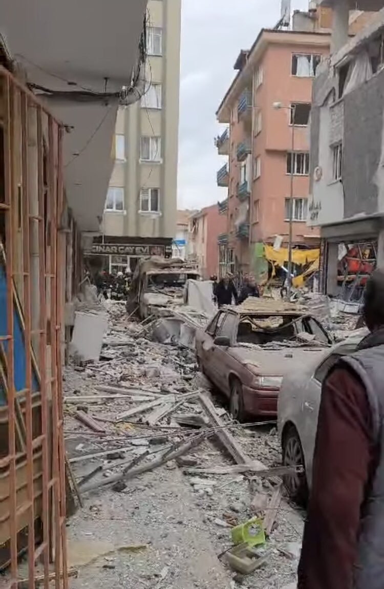 bjorn_ironsidd's tweet photo. Çorum'a doğalgaz kaynaklı bi #patlama meydana geldi, ortalık savaş alanına döndü 

Her yerden denetimsizlik akıyor, insan hayatı kadar ucuz başka bi şey yok bu ülkede https://t.co/LSkl5k5sBt