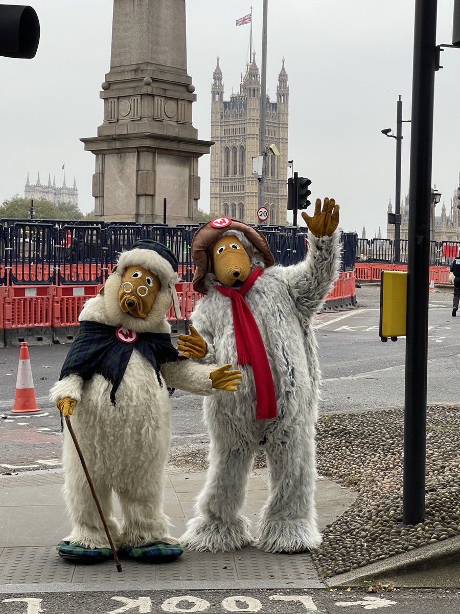 We helped lead the march off, with ⁦⁦<a href="/HughFW/">Hugh Fearnley-Whittingstall</a>⁩ etc but pealed off after about half a mile, and waved to all the other marchers as they went through. Here’s Orinoco taking Bulgaria back to Wimbledon for his nap. Thanks all!@MarchforWater⁩ #marchforcleanwater