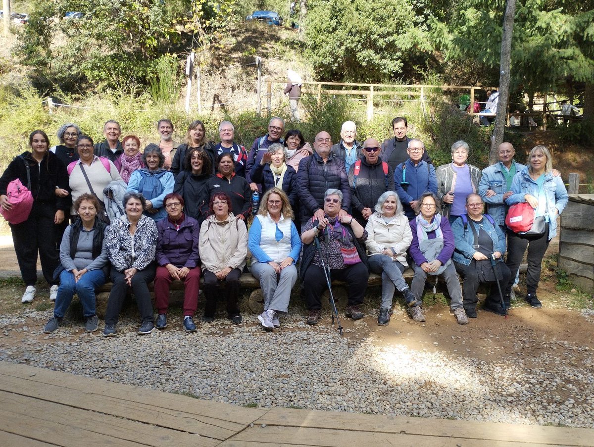 El dia 19 d'octubre la nostra associació va fer una activitat en plena natura anomenat "Eterna". Conduïts per Cándido, els participants van experimentar, a través de 22 estructures artístiques i terapèutiques, un profund moment d'introspecció i companyonia.