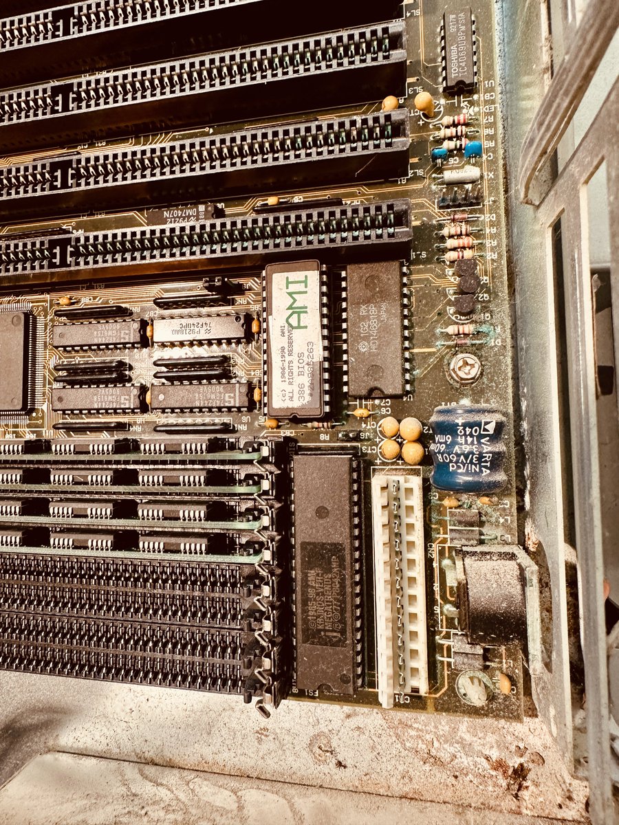 duke_cpu's tweet image. #RetroPC 
I never had a 386 system… so I picked one from the scrap yard!
Unfortunately, the #ESCOM vintage computer is in a very poor condition (and I don’t mean the yellowing of the drives). Heavy battery leakage spread to the memory and even ISA slots.

Will this ever work…