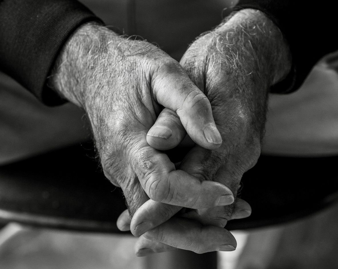 KarenCoxPhoto's tweet photo. #boatmaker #boatbuilder #hands #labour #workinghands #bnwphotography #documentaryphotography #bnwphoto #onassignment #westofireland #bnw_captures #bnwlife #boatbuilding #tradition #galway #countygalway #Ireland https://t.co/0x4UNzPyC9