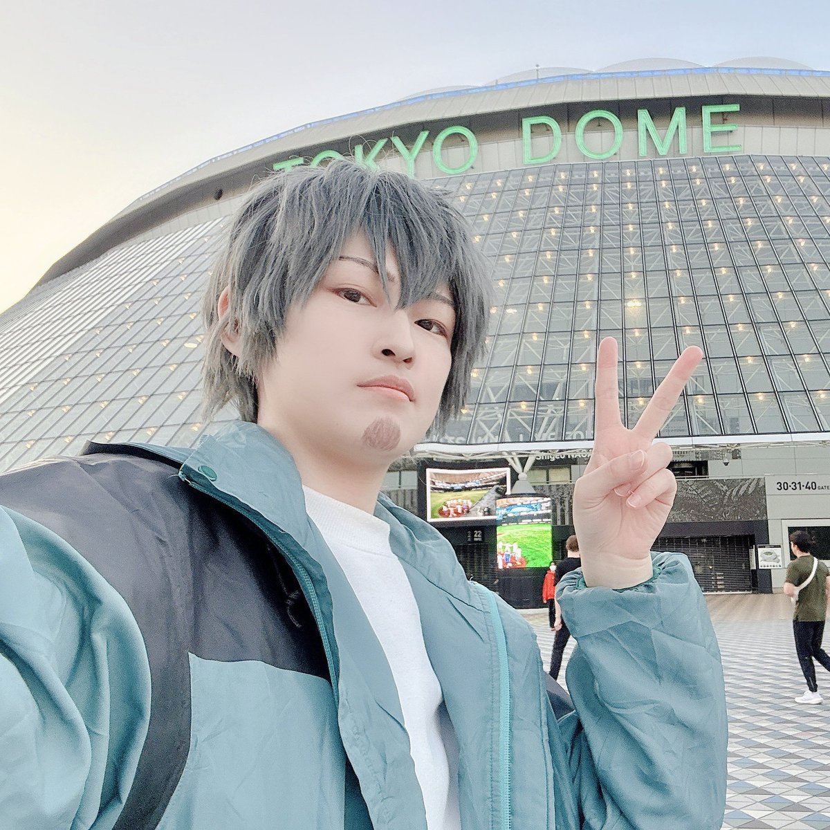 t0myuma's tweet photo. とりあえず今日のTDC太刀川コス写メ差分〜
流行りのやつ出水やってくださったリョースケさんに撮ってもらったんですけど、瞳が小さい&斜視&左右差が目立って目付き悪い三白眼になっちゃって…なんかコレジャナイ感😉 #ymcos https://t.co/xmG7N83PTN