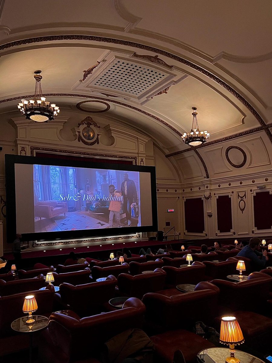 Fay75358741's tweet photo. A 100-year-old vintage London cinema. 🎦I went to see a movie with my colleagues and friends on my day off. https://t.co/K7ePwD807i