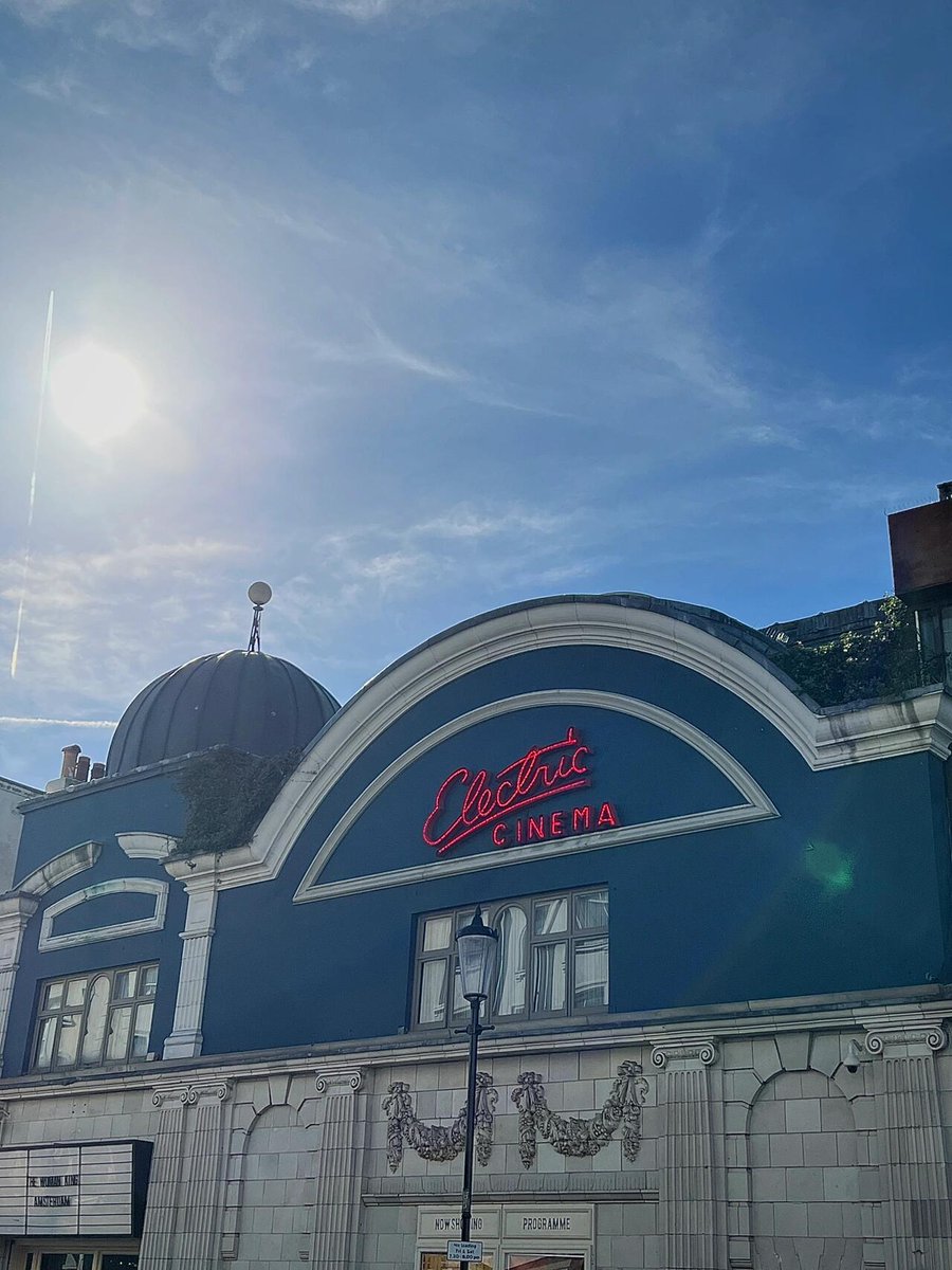 Fay75358741's tweet photo. A 100-year-old vintage London cinema. 🎦I went to see a movie with my colleagues and friends on my day off. https://t.co/K7ePwD807i