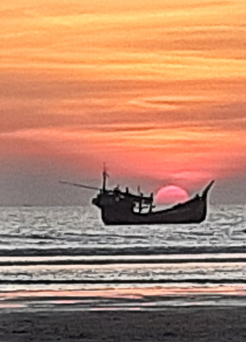 editor_haber's tweet photo. Hint Okyanusunda gün batımı #Bangladeş #arakan #rohinga #tsgyo #günbatımı #anılar https://t.co/5GrTk7QneM