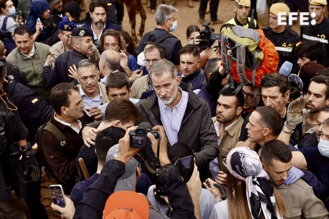 despuelas's tweet photo. Los Reyes aguantando el chaparrón y la rabia de la gente. Del resto, mejor no hablar. https://t.co/RJ4ExkWKdC