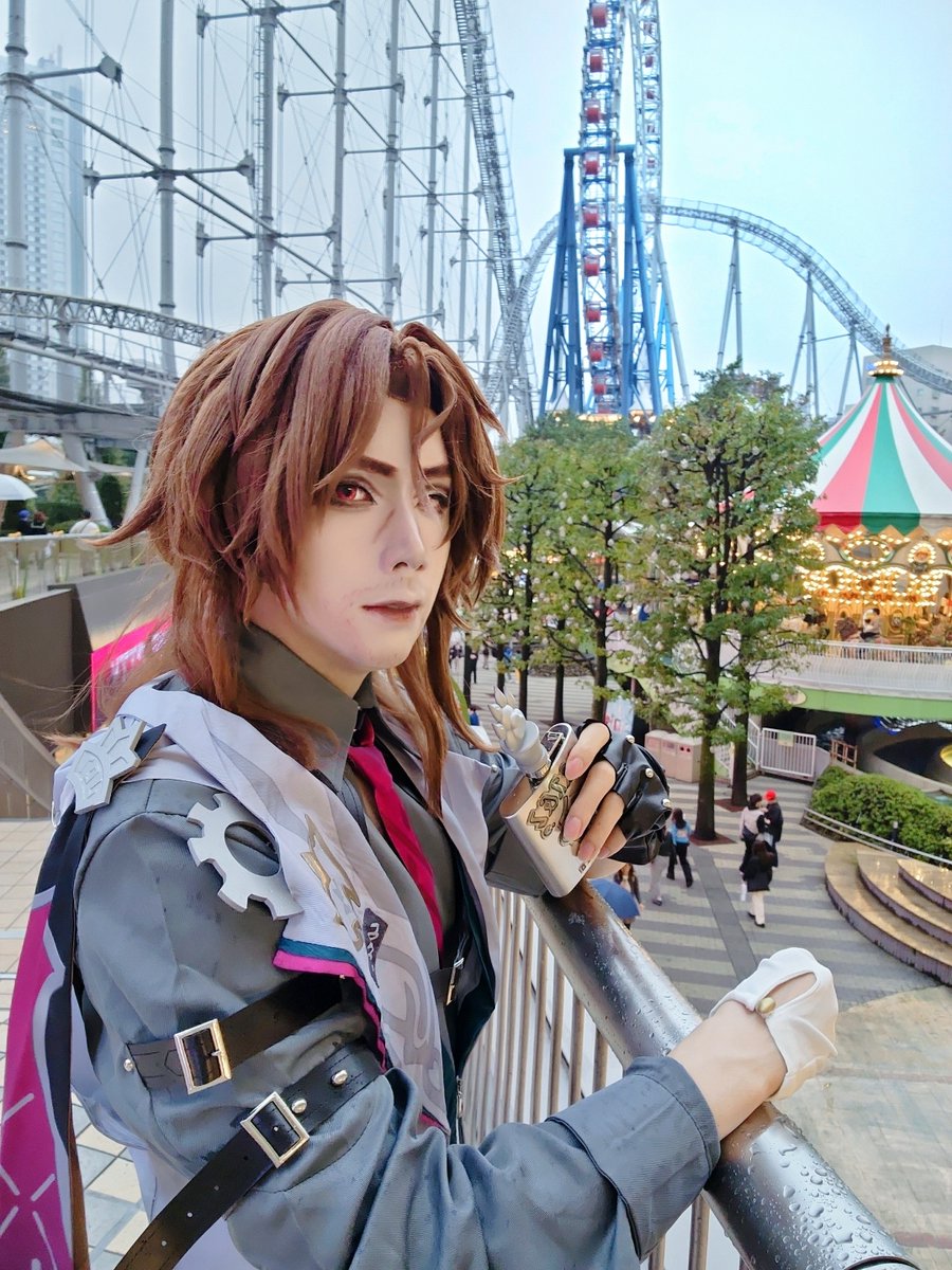 shizuru0815's tweet photo. 俺はギャラガー、
ここの「ハウンド」の1人だ。
夢の地「ピノコニー」へようこそ、
新人ナナシビト。
🍷🐾
#レイバラ #tdc #コスフェスTDC #てでし #ニューレイヤーズパラダイス #tdcコスプレ #コスフェス #tdca
#GallagherHSR #Galladay #加拉赫 #갤러거 #Галлахер #Gallagher #gallareca #スタレ愛 https://t.co/mIsCfPf74E