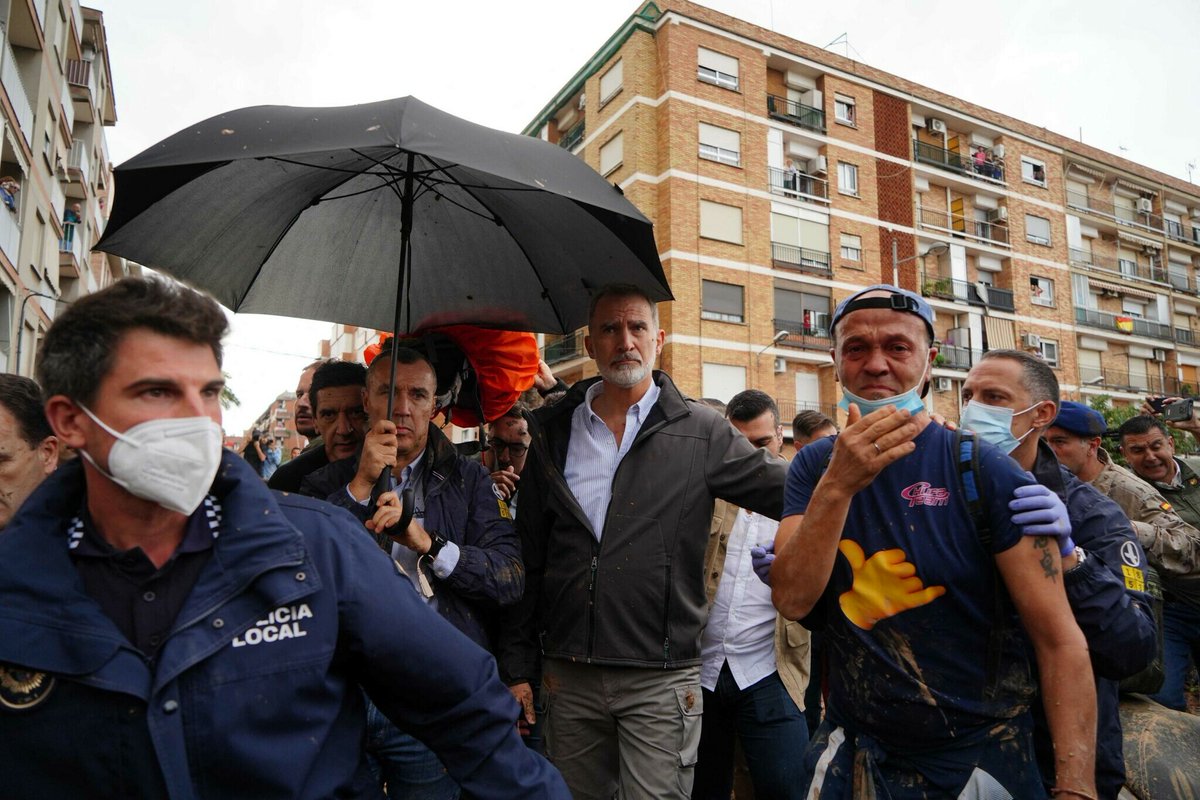 nanana365media's tweet image. 🔴ESPAGNE 🇪🇦| #Inondations : éprouvés par le désastre causé par les pluies diluviennes dans le pays, les #populations sinistrées en colère s'en sont pris au roi #FelipeVI et au 1er Ministre #PedroSanchez venus exprimer leur compassion. Ils ont été accueillis au cri d'«assassins!»