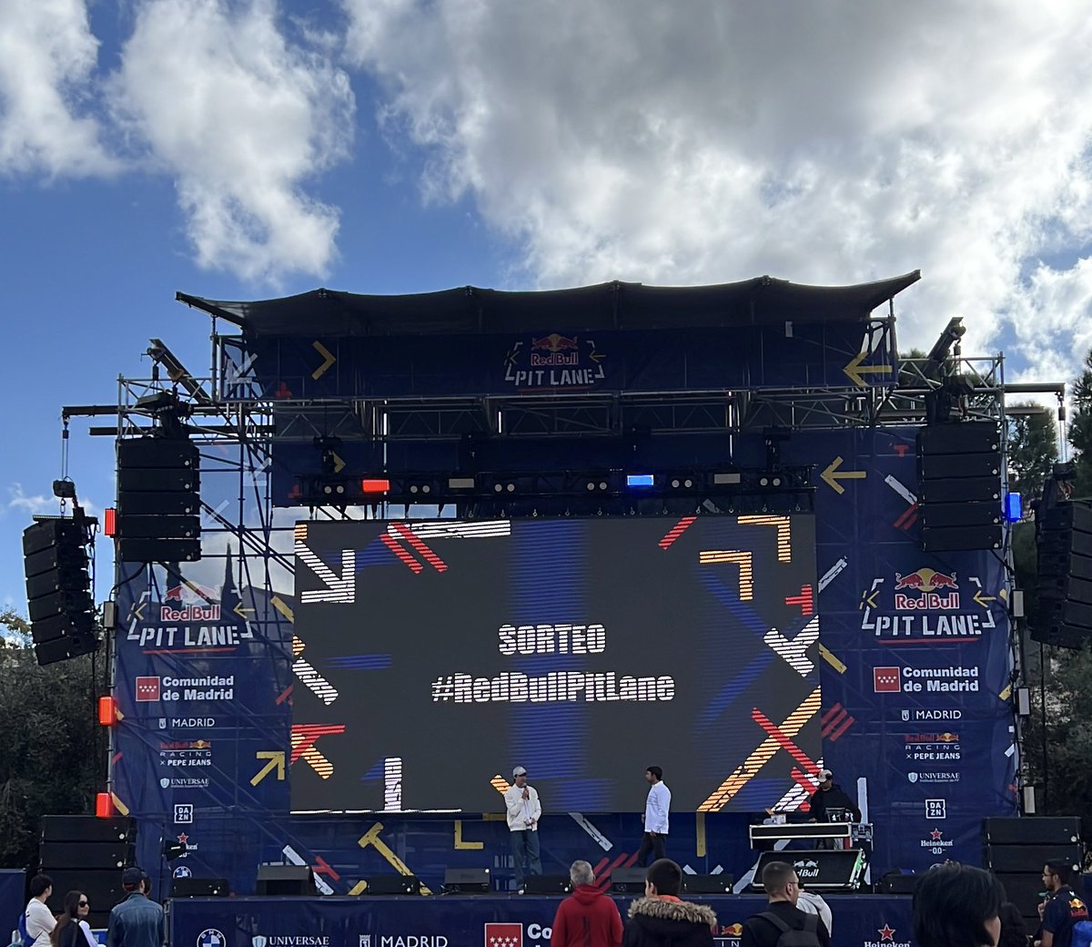 anxeela's tweet photo. Viendo al gran @JMMarti_oficial  en plaza Colón #RedBullPitLane https://t.co/0Rd2yTyRYq