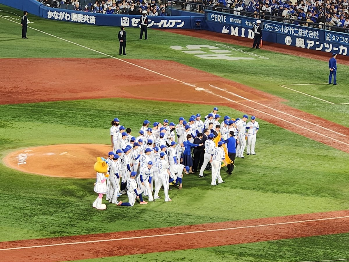 MC2_1182's tweet image. ╲横浜優勝╱
目の前で歓喜の瞬間に立ち会えて本当によかったです。

おめでとう‼️

#baystars #横浜進化
#勝ち切る覚悟最終決戦 #横浜優勝
#横浜日本一