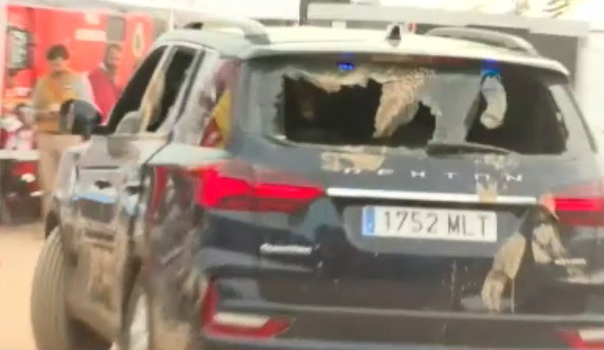 lady_habsburg's tweet photo. Los vecinos indignados, destrozan el coche del Presidente socialista Pedro Sánchez cuando huía de Paiporta, Valencia

Mientras el Rey y la Reina dan la cara con los vecinos y hacen suyas sus reivindicaciones, necesidades y sobre todo su tremendo dolor e impotencia por lo sucedido https://t.co/RUGHdgNawL